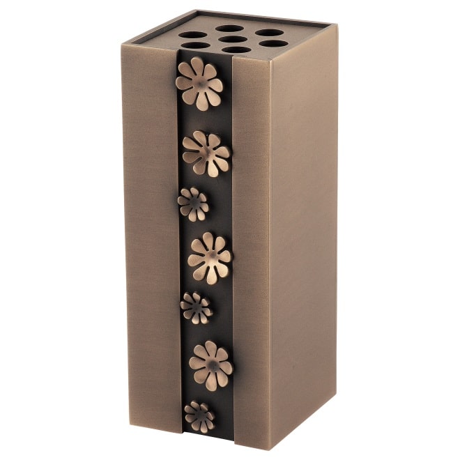 grabvase-blumenmotiv-bronze Grabvase mit Blumenmotiv aus Bronze